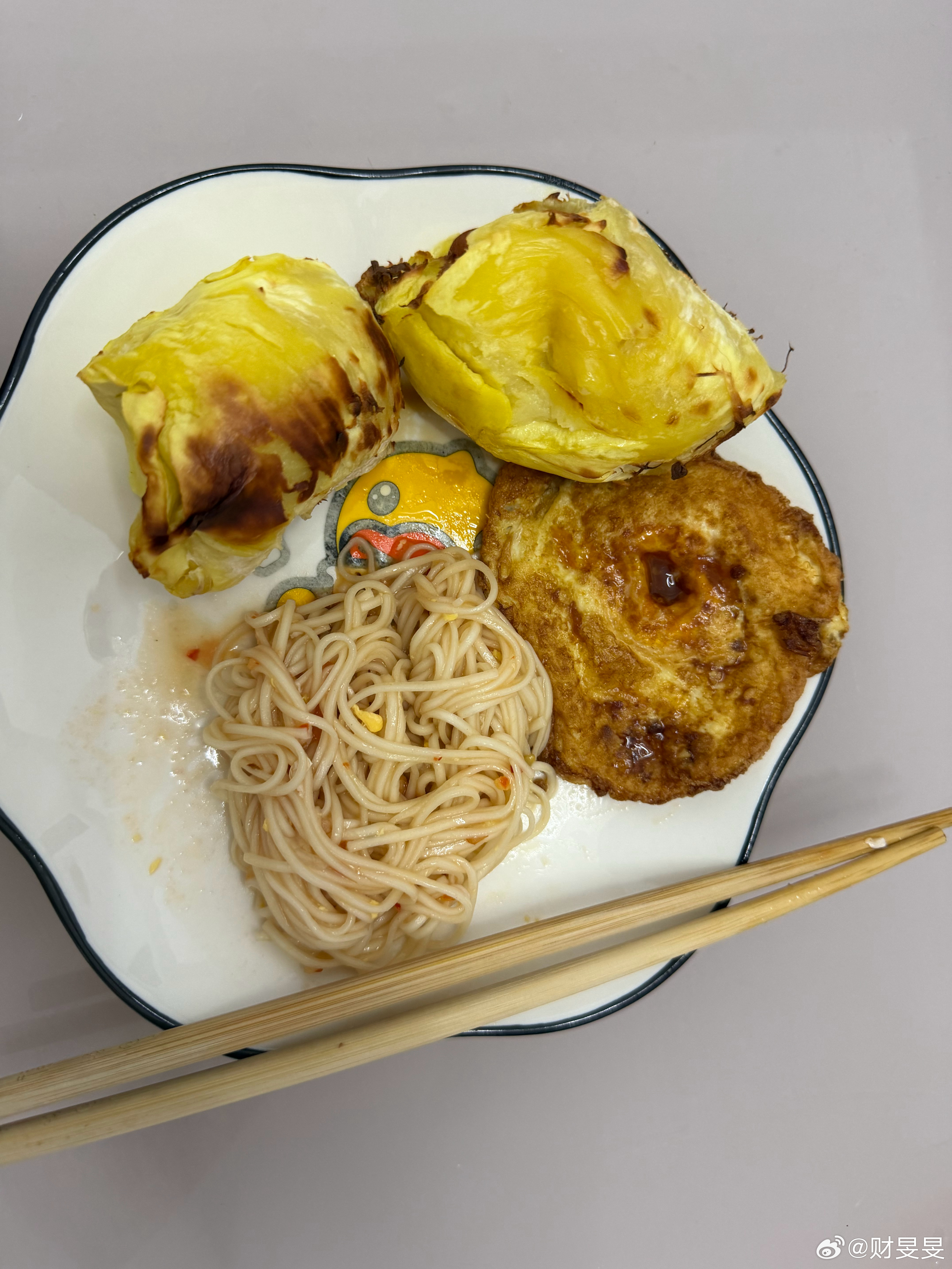 悠闲的吃个早餐，想出去玩，还是先辅导娃作业吧，作业搞完再出去[笑cry] ​​​