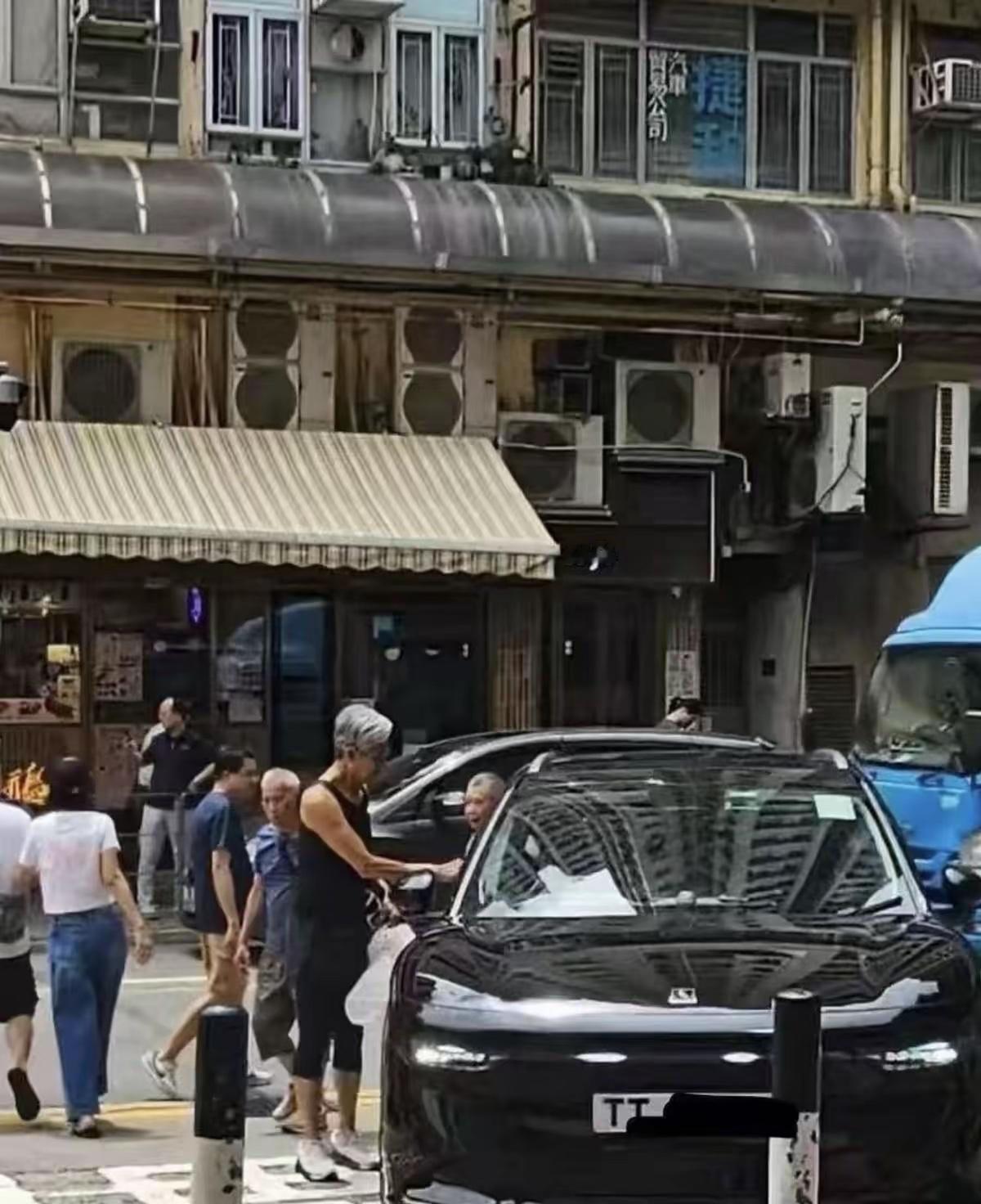 周润发是真低调啊，上亿身价开20万电车买叉烧，穿得就像个普通街坊！
一辆黑色电车，价格在二三十万左右，不过停在路上还是很气派的。
港星真的超级低调，周润发一个人开车，身边也没有助理保镖，早餐的时候自己去买叉烧包。
看背影身材高挑挺拔，肌肉特别结实，一头灰白色的头发，看着很潮流！