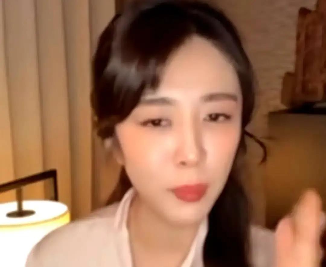 王晓晨可能自己都没意识到，她那句看似充满善意的贴心话，直接把合作的女演员韩沛颖推进了舆论的火坑

事情起因特别简单，王晓晨在镜头前大赞刘浩存敬业，说有一场被泼菜的重头戏，刘浩存硬生生被泼了一下午

这话听起来是在立敬业人设，也显得姐妹情深，可稍微懂点人情世故的人一听，顿时就觉得味儿不对了

被泼的拍