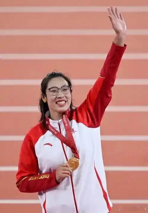 18岁的严子怡今年光钻石联赛奖金就已经到手4万美元了，但这只是开胃菜。九月三场大赛，如果全部以破世界纪录的方式夺冠，理论上最高能拿36万美元。一个刚成年的宁波姑娘，正在用标枪给自己的人生扔出一条黄金弧线。 
 
中国铁饼女神冯彬，今天凌晨在布鲁塞尔干了一件大事。 
 
67米46，赛季最佳，钻石 ​