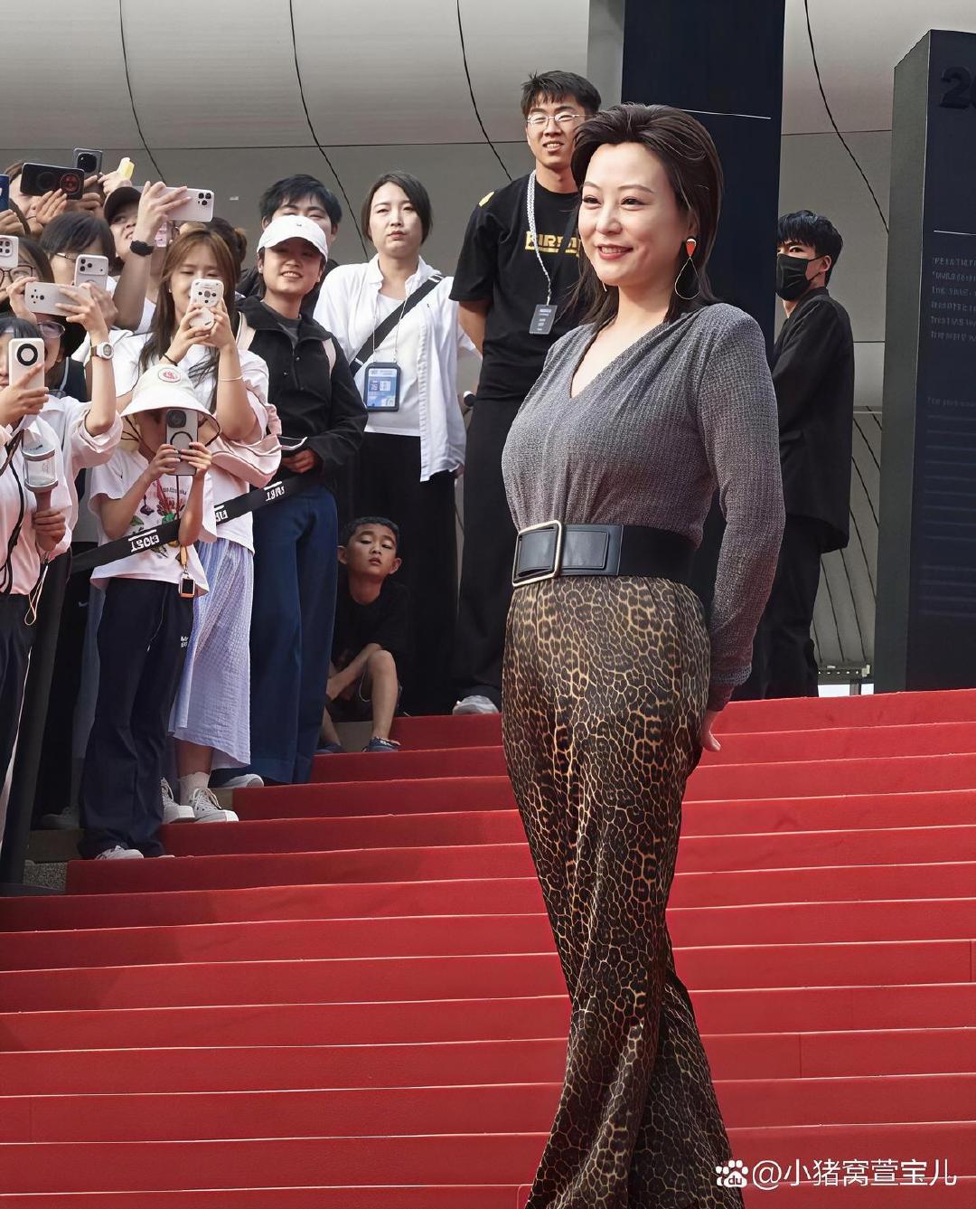 47岁郝蕾参加活动，自带成熟女演员独有的气场，从容舒展豹纹阔腿裤搭配灰色上衣，大胆又有辨识度 ​