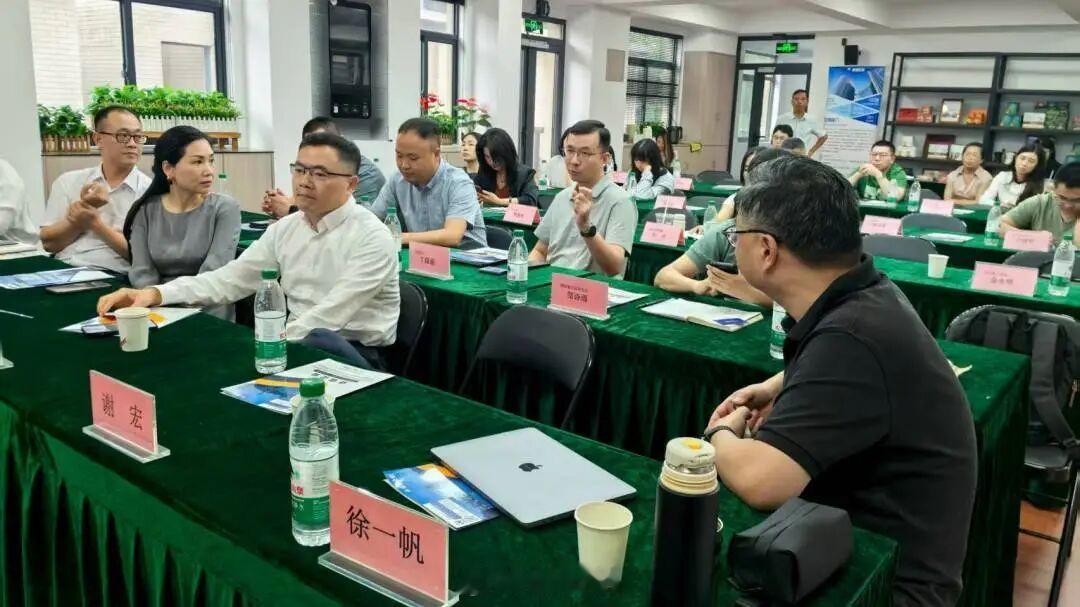 #一人市场部# 一个人+AI+利用独立站（企业官网） 与精心运营的社媒矩阵（如TikTok, Facebook、YouTube等平台）Google Ads相结合，构建强大的全域曝光网络，最大化品牌声量和潜在客户触达。 ​