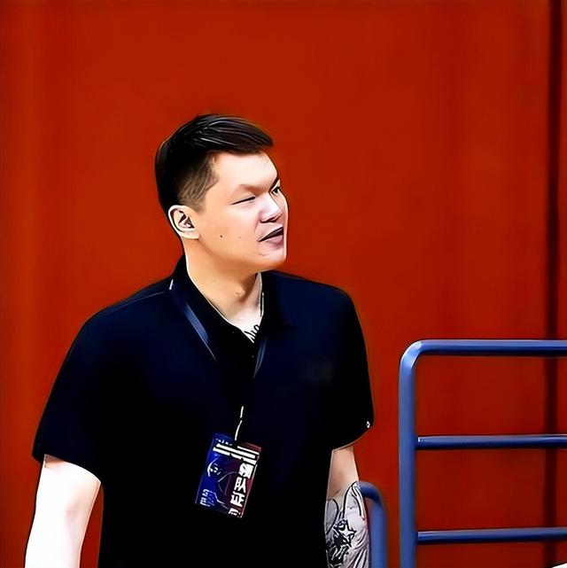 郭士强说“全队很辛苦”，朱芳雨反问：结果会陪你演戏吗？


训练馆里，朱芳雨刷着手机，眉头越皱越紧。

屏幕上，郭士强刚开完发布会，对着镜头说：“这个夏天，教练组和球员都很认真、很努力，非常辛苦。”

朱芳雨放下手机，长叹一口气。

孙悦坐在他对面，问：“芳雨，你打算说点什么？”

朱芳雨沉声道：“