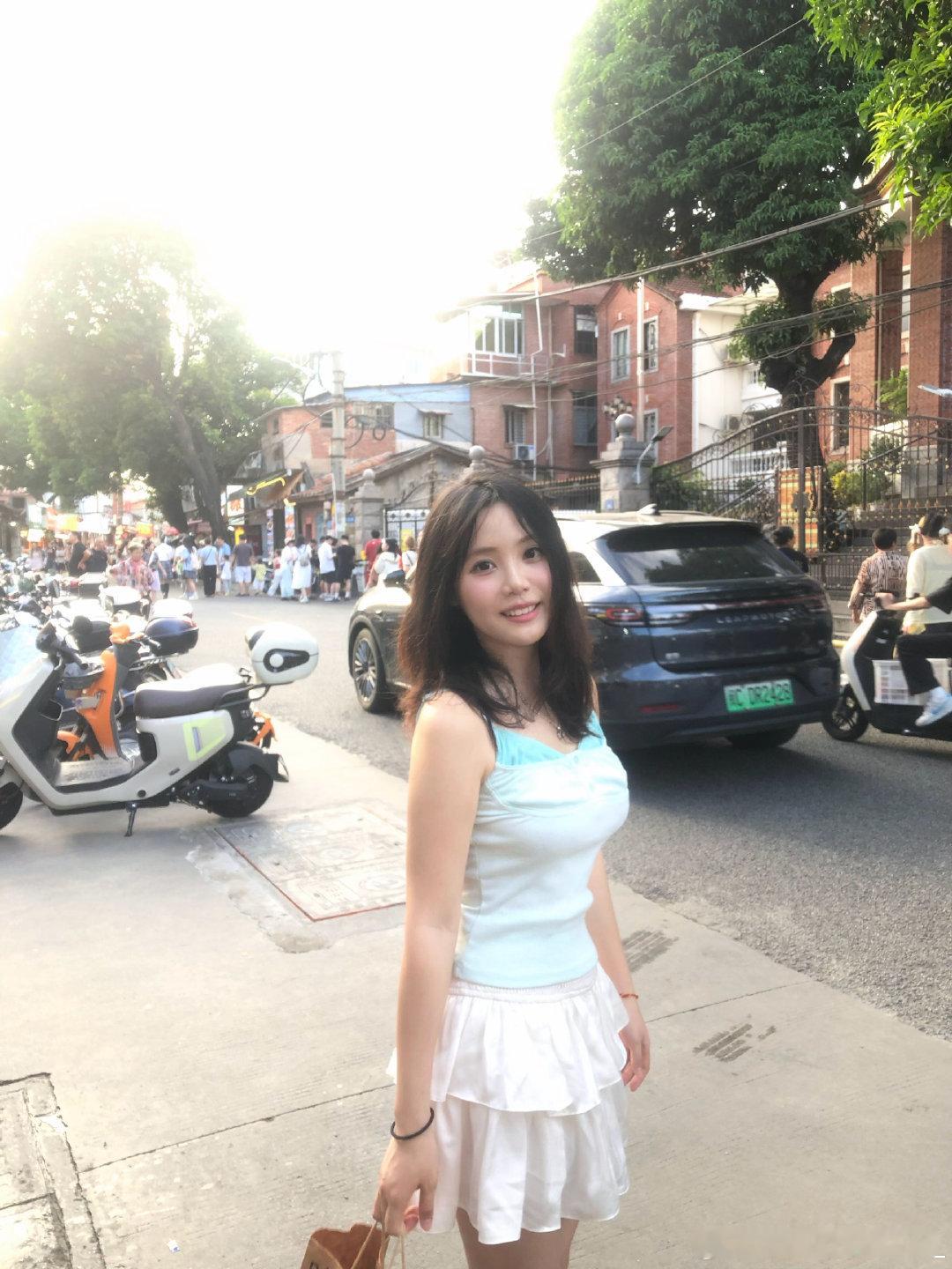 谢谢黎巴嫩给我拍漂亮照片陪她买盲盒回来路上我说了一句好久没拍漂亮照片了她第二天就又出来酷酷给我拍了这么多漂亮照片特别开心我们连续吃了两天紫菜包饭好幸福吧 ​