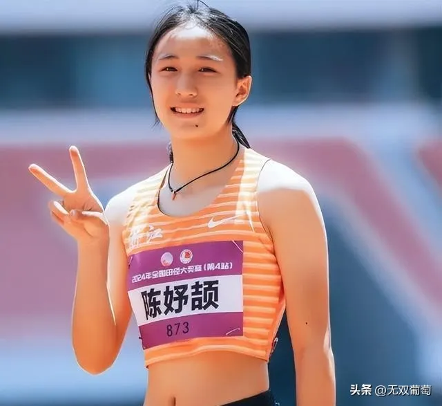 名古屋亚运会女子4×100米接力决赛落下帷幕，由四名中国姑娘组成的接力队伍跑出42秒96的成绩，稳稳拿到这一块项目金牌，顺利完成了亚运会该项目的卫冕。
这支接力队伍里面，陈妤颉的表现，格外吸引很多观众的目光。这次整个亚运会赛程走完，她一共拿到两枚金牌，还有一枚银牌。一百米赛道上，她跑出11秒06，把