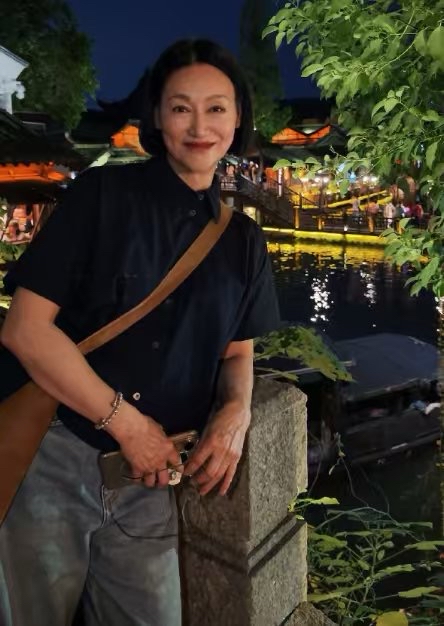 惠英红在巴黎遭遇飞车抢劫，返程路上堵车的时候，不法分子直接暴力砸破车窗，抢走随身背包。万幸惠英红和同行人员都没有大碍，只是化妆师被碎玻璃划伤。

经历惊险一幕之后，惠英红第一时间发文，带着满满的震惊，还贴心提醒准备出国、身在巴黎的同胞。出门不要背贵重包包，随身的包裹尽量放到座椅下方藏好，证件、银行卡
