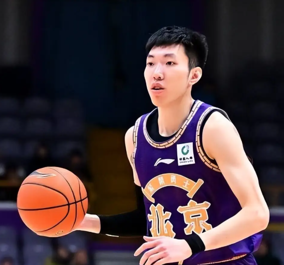 本来以为半决赛碰上日本二队，中国男篮这场赢得应该不费劲，仔细一翻对手的打法，才发现根本不是那么回事。
日本队这次派的不是全部主力，靠小快灵那套路子一路杀进四强，打中国台北那场外线火力全开，要不是末节自己崩盘，比赛早就没了悬念。这支队伍的路数很明确：不跟你拼身高，就拼转换、拼三分、拼跑位，抓住失误直接