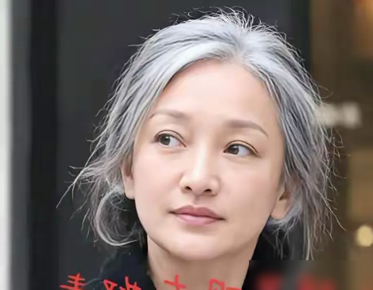 周迅顶着一头白发走红毯，全素颜，连眼角的褶子都没遮。
别人五十多岁还在打针填充装少女，她直接把头发染都不染就出门了。一套香奈儿灰呢套装，几条细纹，走起来步子比小年轻还轻。
釜山电影节，新片售票率98%。她跟奚美娟并排走，两代女演员，一个比一个扛得住镜头。
网上炸了，说这才是真松弛。可你细想，这