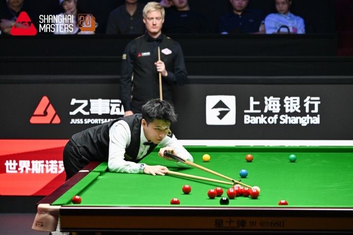 斯诺克上海大师赛1/4决赛，赵心童6-0横扫战胜尼尔·罗伯逊，晋级半决...