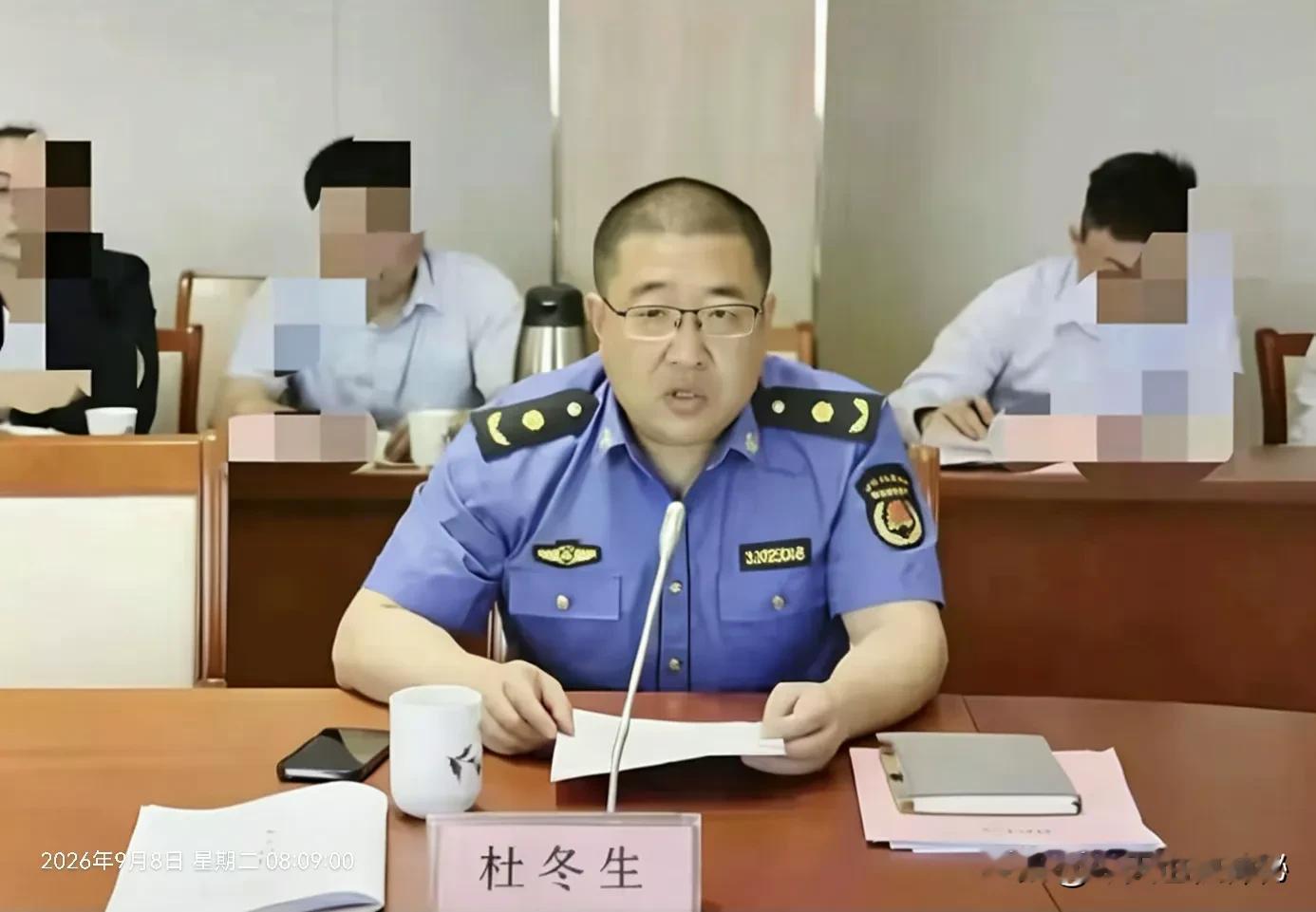 别轻视普通岗位，城管干部被查带来现实思考

无锡新吴区城管局副局长杜冬生官宣接受审查调查，不少网友对此感到意外。

在大众印象当中，城管大多负责市容维护这类细碎工作，很难联想到其中潜藏的廉政考验。

但实际工作里，环卫服务外包、设备采购、各类工程项目招投标，都会牵扯数额不小的公共资金。岗位看似平平无