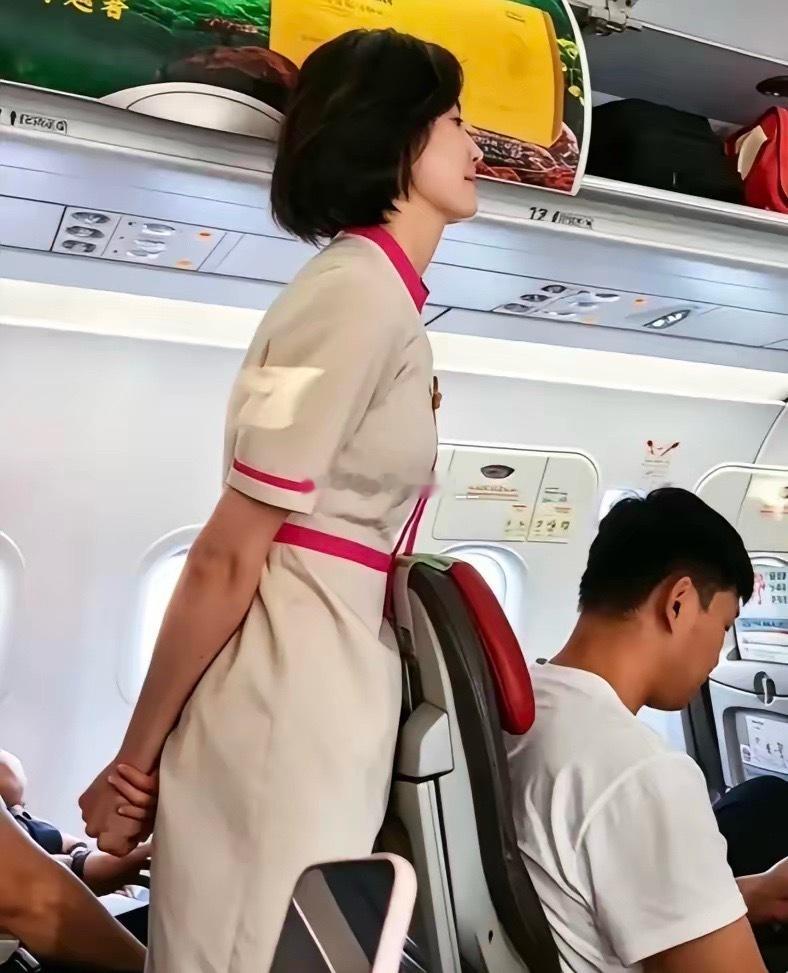 这气质来看，她是空姐还是旅客？ ​​​