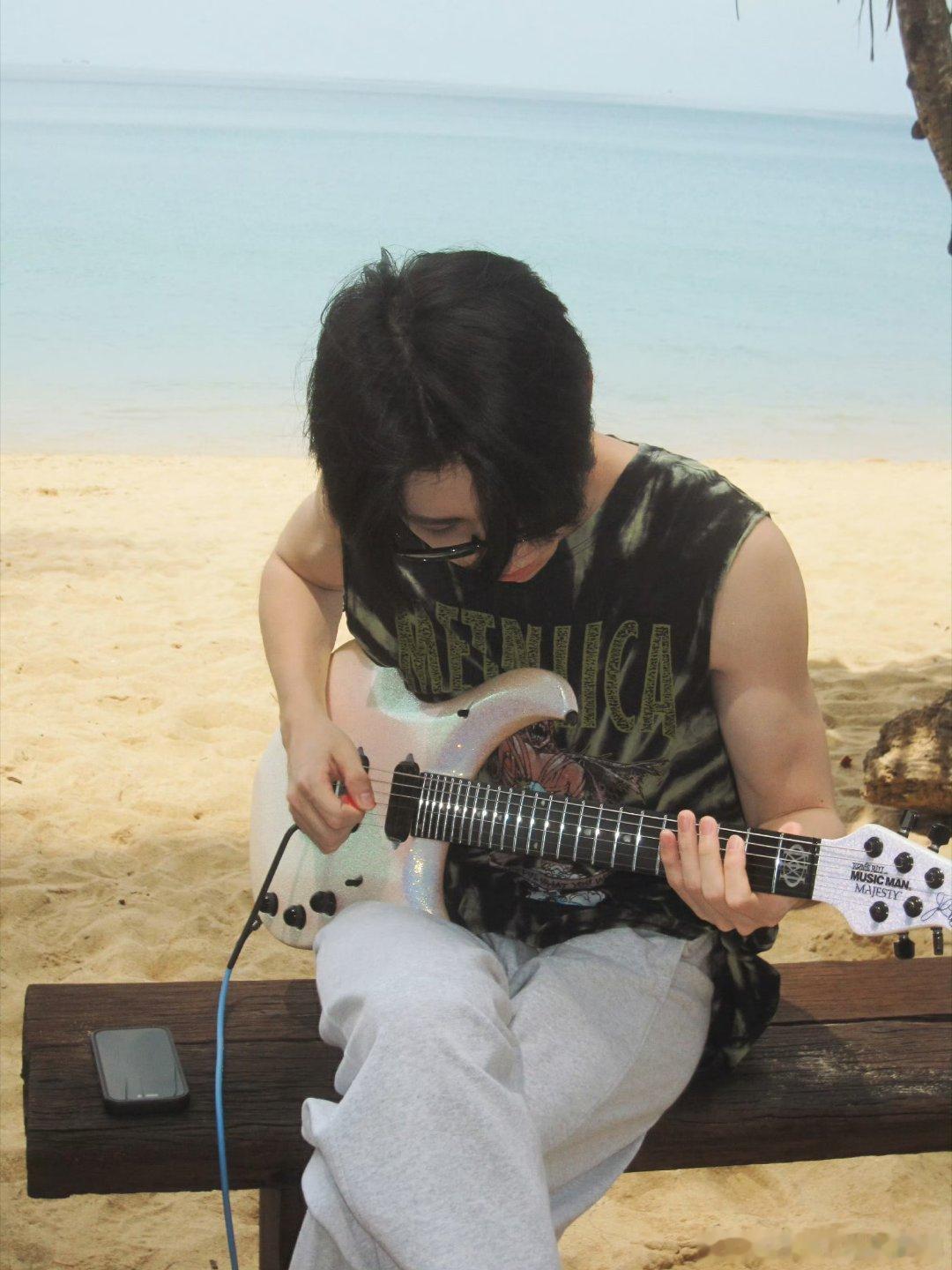 #小鬼王琳凯[超话]# gitar～几张吉他🎸
#小鬼把更多时间花在音乐上# ​