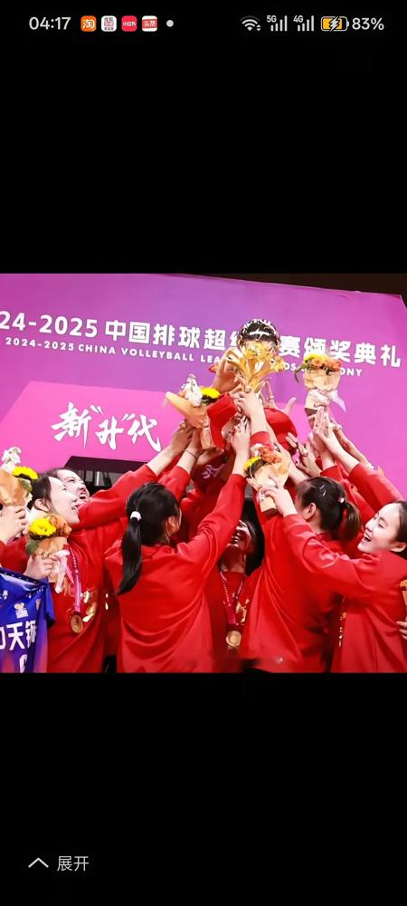 女排这冠军拿的，有点打脸整个联赛了。
龚翔宇、吴梦洁这些绝对主力全都不在场，江苏女排直接派上一帮小孩，居然3-0把阵容齐整的上海队给剃了光头，时隔11年拿下全锦赛冠军。
这画面简直是赤裸裸的对比。
一边，是江苏队这边，二传施佳怡盘活全场，副攻杨佳打出了欧洲暴力副攻的感觉，新人周页彤、范伯宁个个