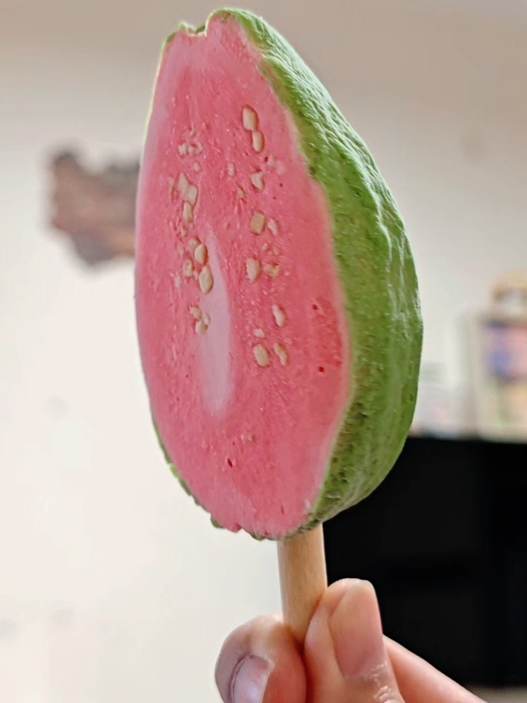 嘿嘿好幸福～ 晚上不想睡跟撒娇，“哥哥我想吃雪糕了”  他立马应下去冰...