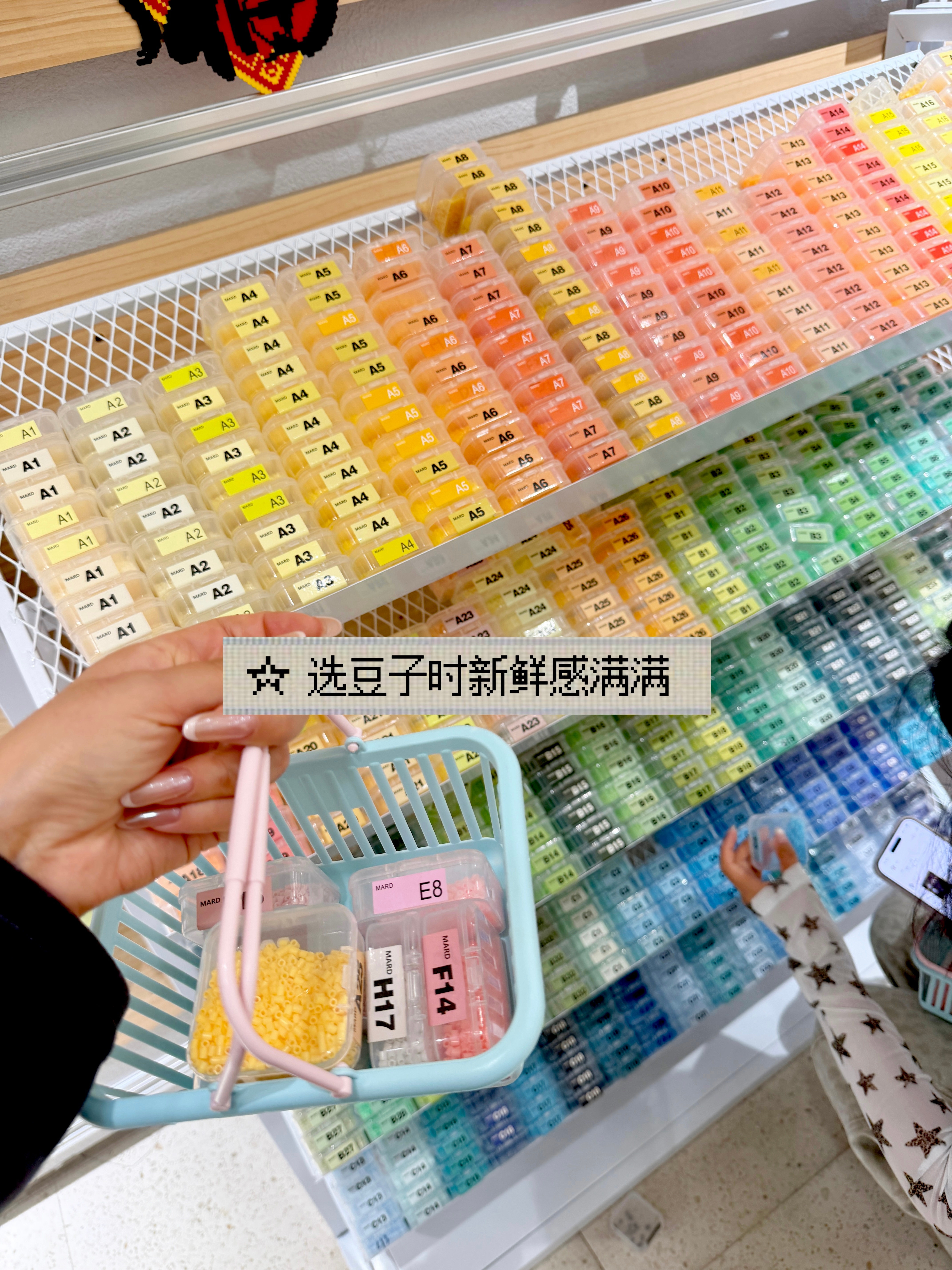 完了，我染上拼豆了…我是一个对所有手工都毫不感兴趣的手残党，当我和朋友去体验了一次拼豆后…我打算今晚还去！甚至回大理的拼豆店都找好了！一代人有一代人的十字绣！[写作业][写作业][写作业] ​​​