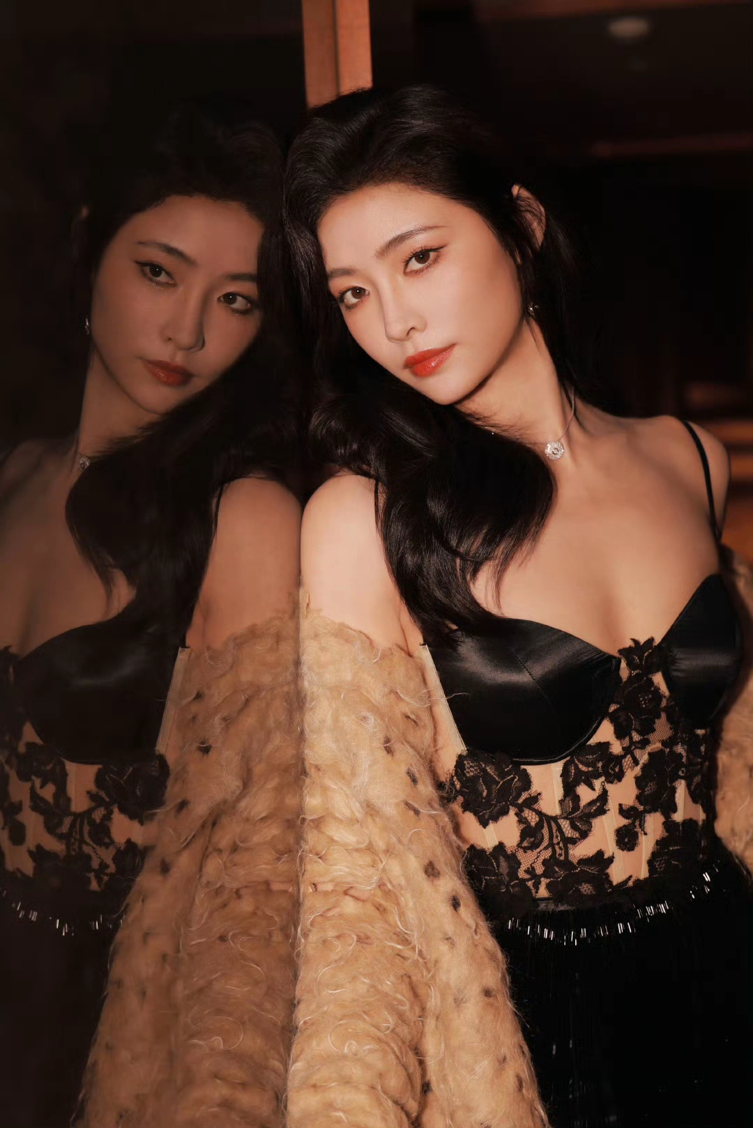 许佳琪“蕾丝甜酷杀”蛊到心颤！这混搭是姐系穿搭模板   刷到许佳琪新写...