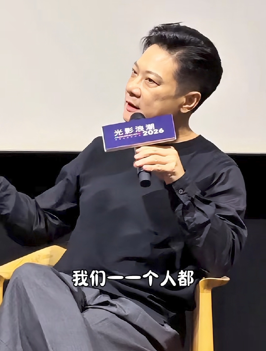 吴镇宇：怪不得古天乐都开演唱会去了

钱嘉乐说他们那个年代的演员都有很多角色，吴镇宇说他没去红馆唱过歌，钱嘉乐笑了，说他当导演。
让吴镇宇唱歌，那不得不说他的代表作：长江黄河……

钱嘉乐 说的对，那个年代很多演员会唱歌，跳舞，主持，功夫……
吴镇宇 调侃古天乐开演唱会，古天乐会不会不好意思