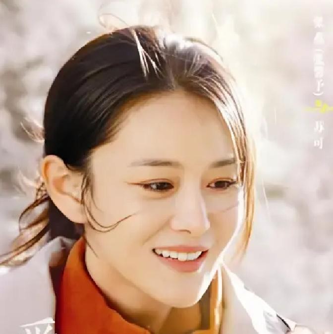 张馨予高原拍四个月戏瘦脱相，收视第一却被骂关系户，女演员面无表情就叫演技差？
《爱在山海间》9月28日登陆央视一套黄金档，首播酷云收视率1.5253%拿下同时段全国第一，市场占有率8.1%
紧接着，张馨予饰演的援藏医生苏可就被差评淹了。评论区满屏“关系户”，骂她眼神空洞、表情僵硬、面对病人家属无理取