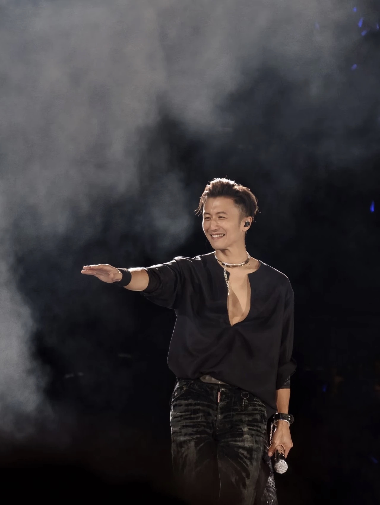 为什么许多人喜欢谢霆锋？
 
很多人会疑惑，为什么有这么多人喜欢谢霆锋。慢慢了解才明白，根源藏在他的原生家庭里。他的父亲谢贤有着极好的口碑，曾经和谢贤相处过的女士，对他都评价颇高。就连第一任妻子也曾坦言，如果有来生，还愿意嫁给他。
 
在这样宽厚有温度的家庭氛围长大，骨子里很容易保有善良与通透。良好