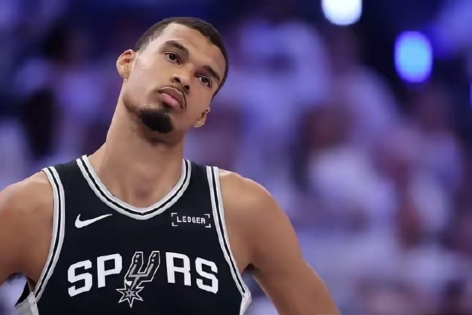说实话，这事文班亚马确实理亏。NBA明文规定球员有义务配合赛后采访，这...