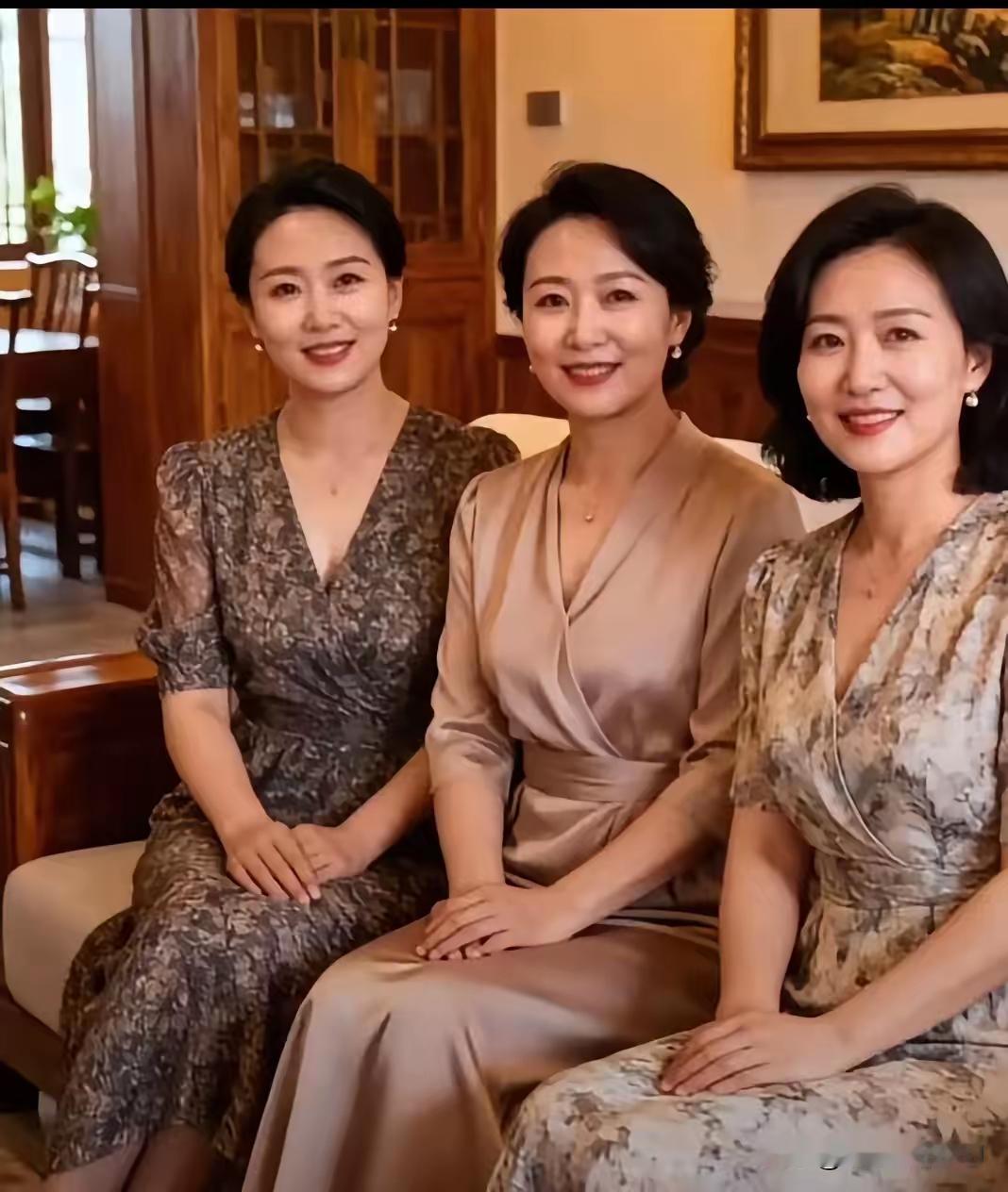 三个离异女性引热议，选择背后暗藏矛盾，真实原因令人深思。 最近啊，大家...