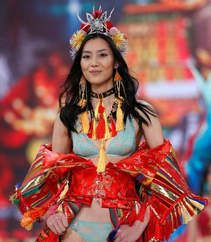 全球瞩目的2026维密时尚大秀，在洛杉矶惊艳开秀。
 维密买家秀 W维密秀 维密走秀模特 
10月18日的顶级时尚舞台，迎来多位中国超模的高光亮相。
 
国民超模刘雯再度征服国际T台，顺利完成个人第十次维密走秀。这项全新成绩，成功刷新亚洲模特登台维密的历史最高次数，写下全新的亚洲时尚纪录