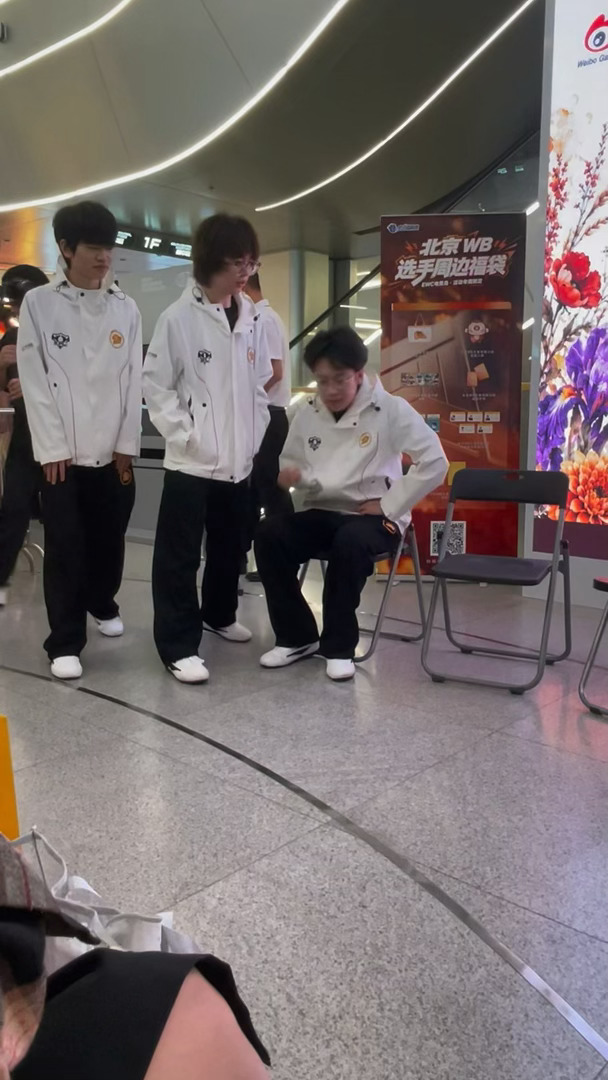 kpl一笙  p1我真的保证李自威是天使，本来就是谁先进来谁坐，李自威...