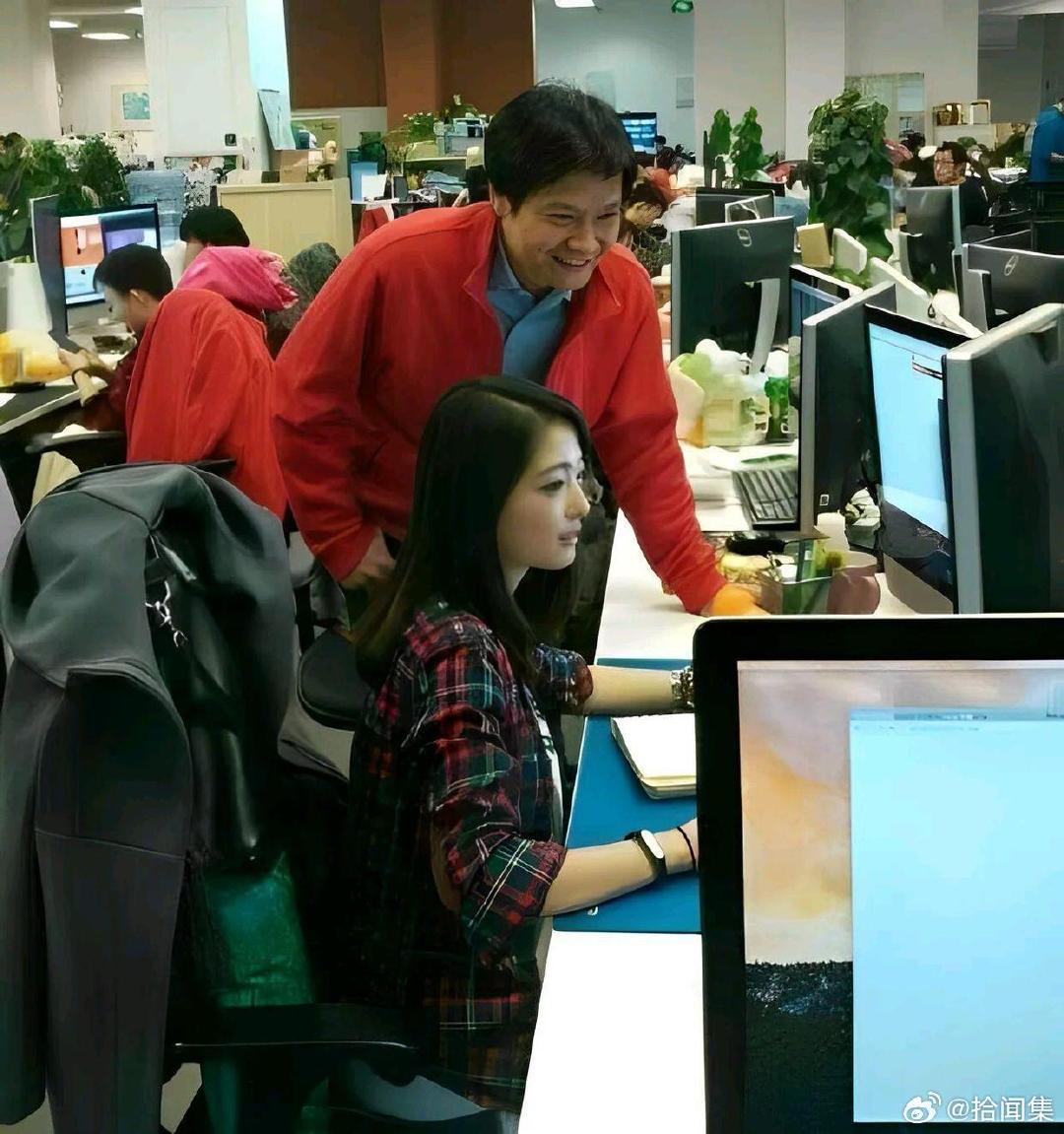 早期的雷军，查看员工工作的画面
2014年，创业初期的雷军，与女工程师张功聊工作的一幕。
 
张功作为小米早期的前端开发工程师，不仅才干出众，也是少有的美女程序员了。#雷军##老照片# ​
