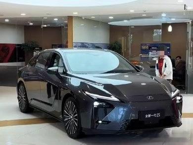 雷克萨斯新ES销量锐减！
   雷克萨斯ES车型2025年年累计销量118,570辆，占雷克萨斯在华总销量（超18万辆）的 65%，相当于每卖3台雷克萨斯，就有2台是ES。而2026年1-7月，累计销售 50,919辆，继续稳居进口轿车销量榜首，但是这里面大部分都是旧款ES200贡献的销量，新款ES300h销量极差，尤其新款的外观设 ​