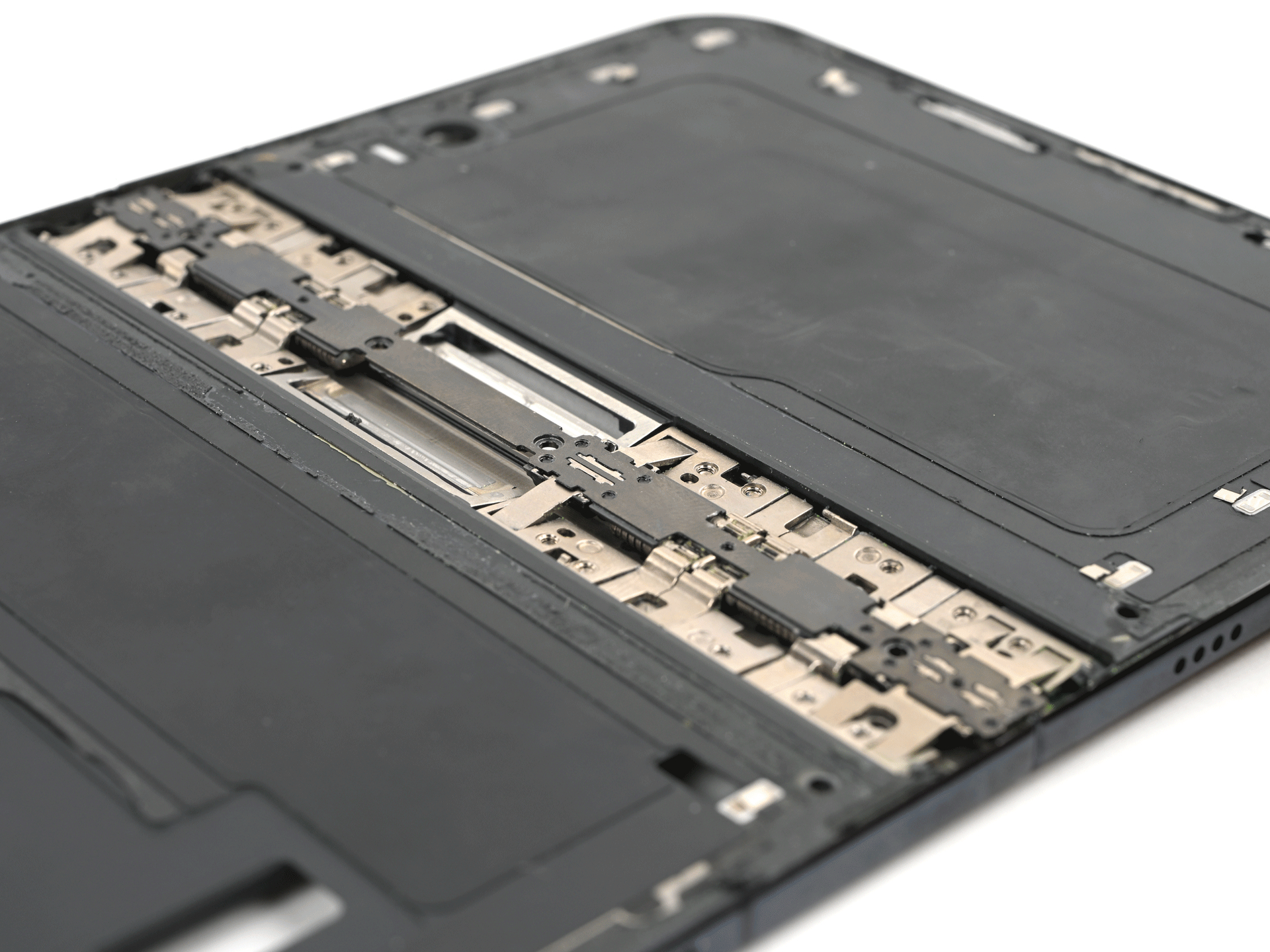 #iPhoneDuo买不到一天屏坏# ​拆解机构 iFixit 在拆解后发现，问题可能是铰链中央支撑杆没有正常回落，折叠时挤压内屏；又或者是内部弧形导轨与屏幕发生干涉。
所以一直都说，苹果的产品也不定就完美，不过，我个人觉得苹果产品最大的优势是，基本上市后一周或者一个月，就会各种相关的自主内容出来， ​