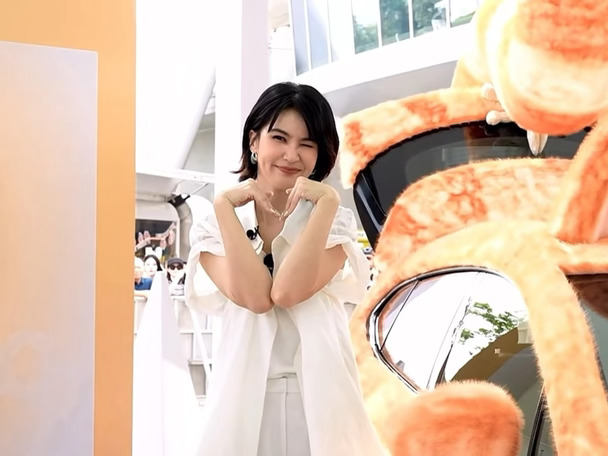 哎呀，她笑起来好甜啊！🥰