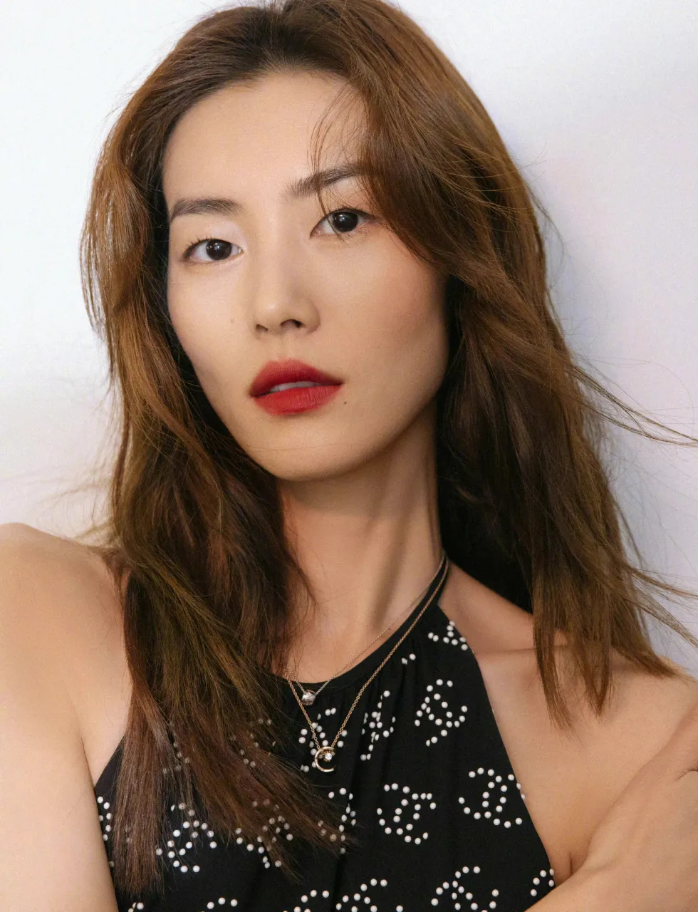 福布斯全球第三、碾压一众顶流！顶级超模刘雯，却被喊了七年嫂子
 
跑了十年时尚娱记，看过太多娱乐圈的流量更迭、时尚圈的新人起落。
 
但唯独刘雯，每次聊起都觉得格外憋屈。
 
她的专业高度、行业地位，早就站在亚洲模特的顶端。可时至今日，大众对她的认知，始终被私人感情裹挟。堂堂传奇超模，硬生生被一个“