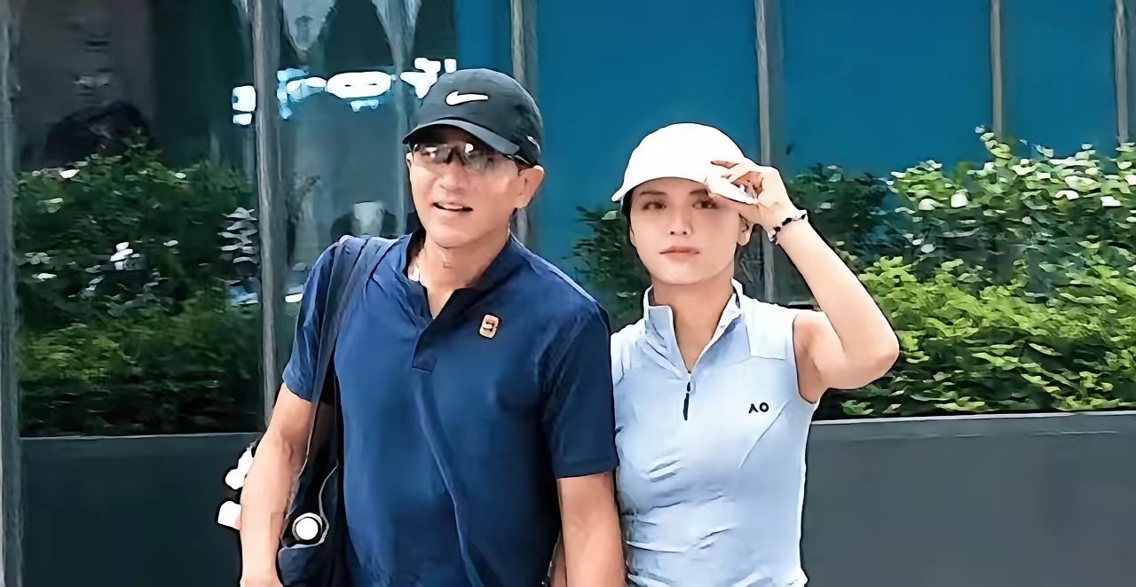 刘恺威虚岁，女的九三年的，虚三十四，相差十八岁，互相欣赏相差十八岁无所谓啊，
吴奇隆大刘诗诗十七岁，过得也很好的
不是杨幂，谁认识刘恺威啊。现在不是爆出这个新闻，都不记得这个人了 ​