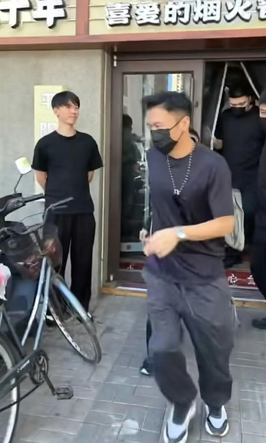谢霆锋太原嗦完山西菜，出门拔腿就跑？这吃饭排场看着都累！

我就说嘛，明星探店哪有什么岁月静好。谢霆锋到太原开演唱会，抽空去了家本地人常去的二十年老菜馆，被网友拍了个正着。

他一身深色短袖休闲裤，脖子上挂链条，戴着口罩正跟朋友讲话，桌上还摆着吃剩的砂锅。关键是店里面全是普通食客，大人小孩都有，完全