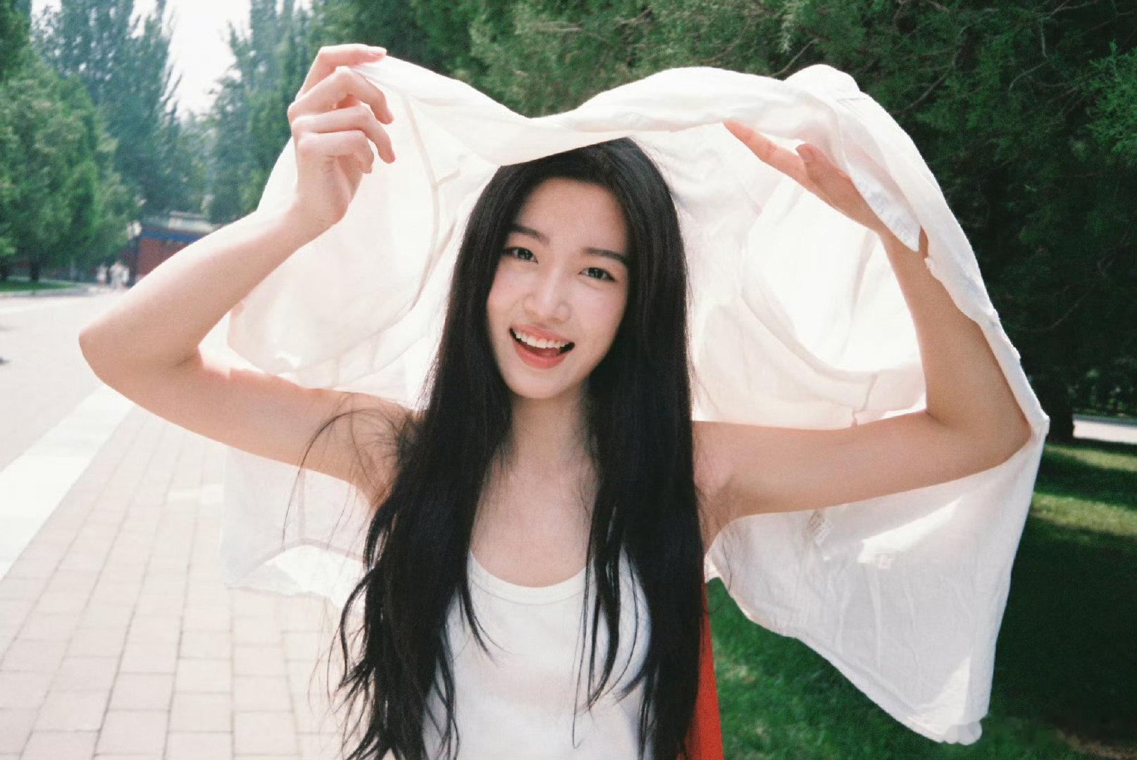 #卢昱晓[超话]# 明媚晓晓一枚～ ​