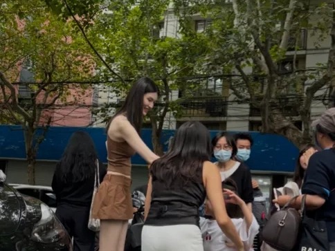 37 岁何穗上海街头被路人偶遇，短裙长靴白到发光，人群里一眼仙女。
何穗冷白皮优势完全藏不住，和身边普通人站在一起，肤色直接拉开好几个度，真的白到发光。修长笔直的大长腿，优越头身比，超模的骨架和体态，哪怕是街头随手抓拍，都自带大片质感。

已经升级当妈妈的她，今年刚满 37 岁，状态依旧在线。拍摄间