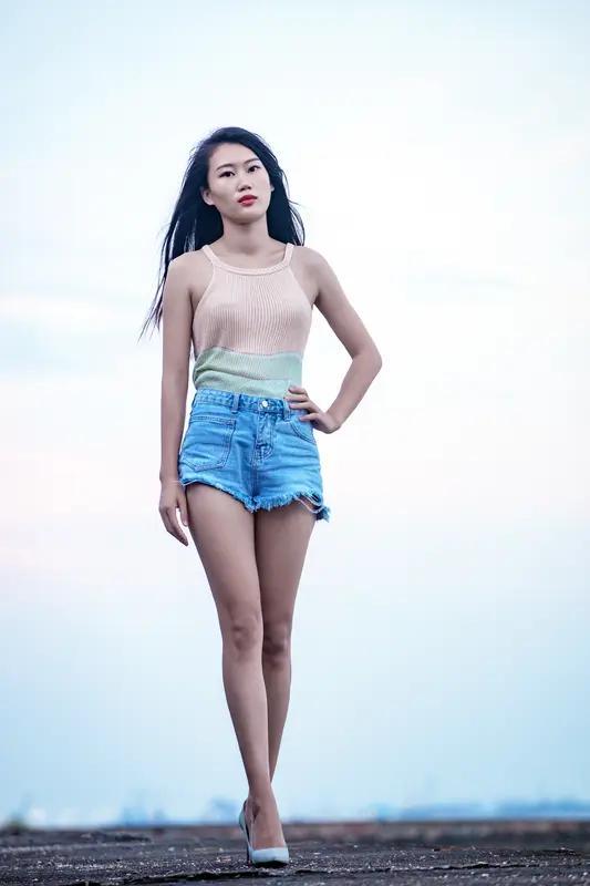 今天早晨美女性感时尚穿搭。一天三次穿搭。🌹🌹🌹时装模特女性穿搭。