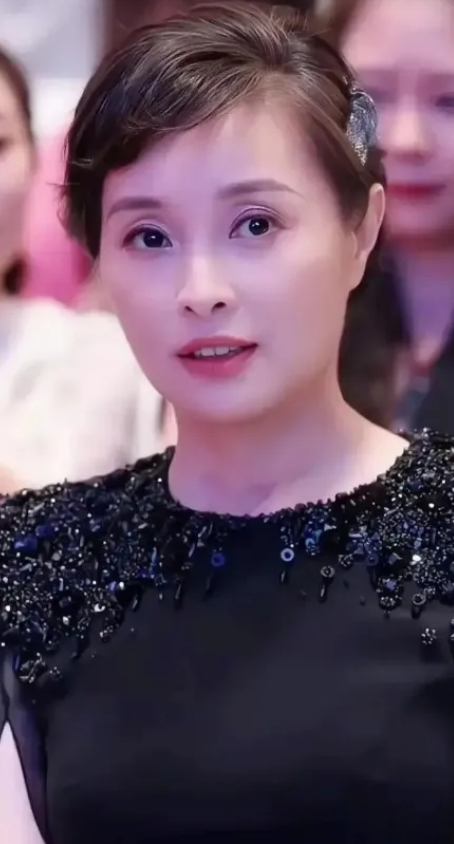 53岁的吴越做了一笔让圈里人直摇头的买卖：卖掉佘山300多平别墅，换静安区医院旁220平大平层，外人算的是面积与保值，她算的却是父亲的健康——这笔账，她甘愿&34;亏&34;。

主要信源：（中华网娱乐——《吴越为照顾父亲搬到大平层 孝心与责任并行》）

53岁的演员吴越做了一件事，让很多人看不懂。

她把上海