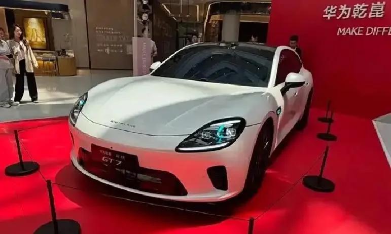 “男人就该有辆车”这句话，到底坑过多少普通家庭？
前几天刷到个本地车友群的吐槽，说有个刚提启境GT7的小伙子，提车当天在群里晒完钥匙，转头就被老婆拉黑了。原因是首付刷了老婆的信用卡，月供要还六千多，连孩子下个月的奶粉钱都没留。
这话我听着耳熟。
我堂弟上周还跟我念叨，说启境GT7的乾崑智驾AD
