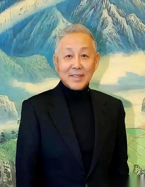 网上一直流传着陈道明的一段旧闻，讲他这辈子只守着妻子杜宪一个人。有人问他，几十年对在一张脸上，亏不亏？圈里的老朋友却透了底：这位天天在名利场里打滚的影帝，根本不是没碰见过别人主动送上门的“机会”。
那是一次外地拍戏。对手戏的女演员私下往跟前凑，距离越拉越近。
当晚，他推开剧组宾馆的房门，连大灯都没开