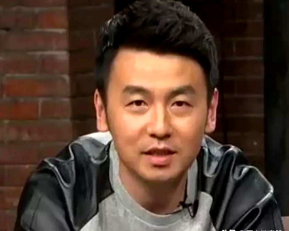 2013年雷佳音拍完戏回家，嫌家里冷锅冷灶，低头却看见沙发上一条被剪得稀烂的苏绣围巾，后背瞬间冒了冷汗
 

那是他专门从苏州买回来的，妻子平时当宝贝一样围着，那天却拿剪刀生生给铰了。茶几上压着一张话剧团的招募通知，妻子红着眼扔出一句话：走在路上以前的同事见了我，张嘴就是“雷太太”，我连自己叫什么都