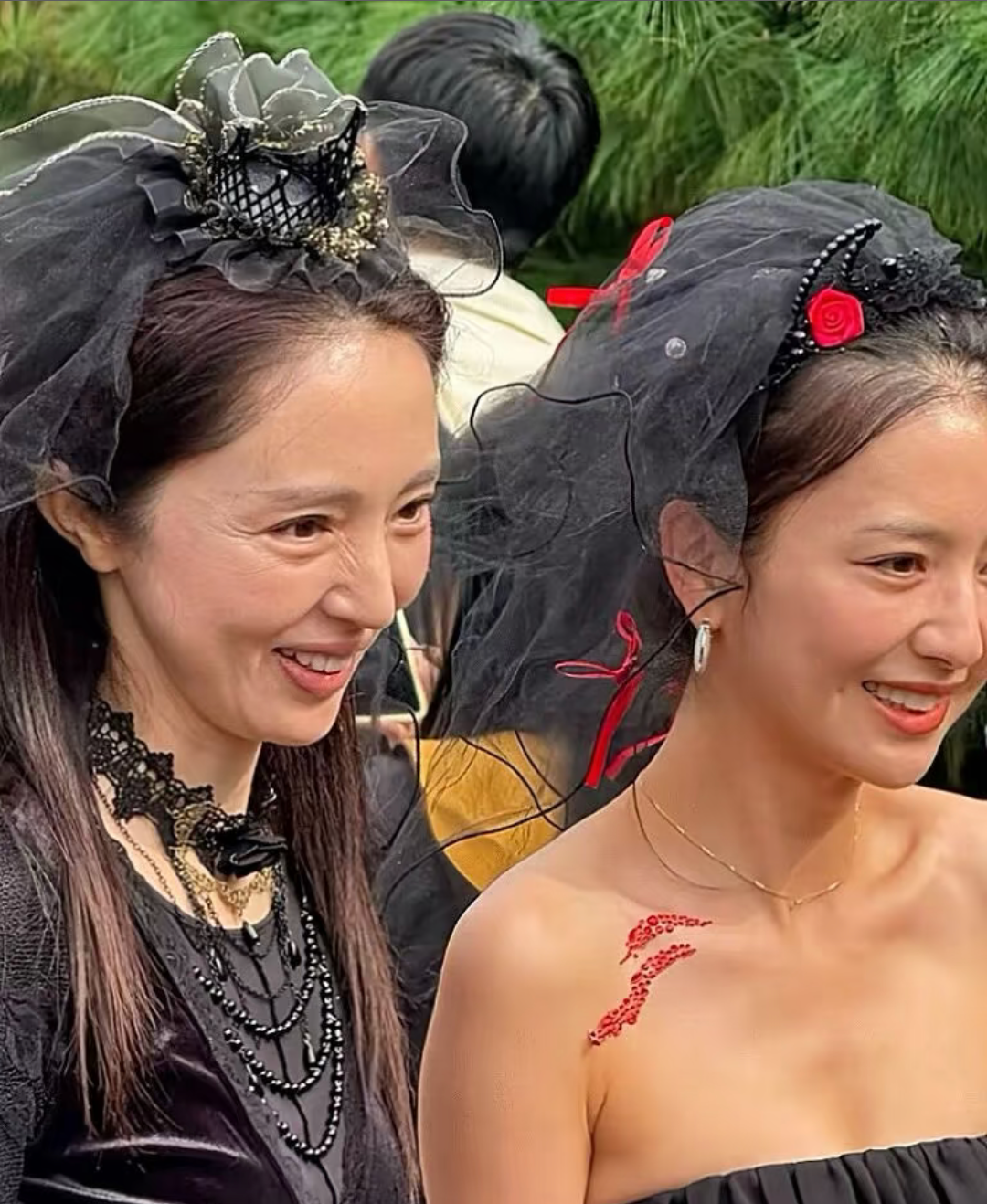 离开了美颜滤镜和精修图，路人状态下素颜的董璇和佟丽娅，其实和普通人没有什么区别。
佟丽娅和董璇两人胜似双胞胎，这么多年的友谊在内娱实属罕见，两人闺蜜情谊延续到了下一代。
不得不说佟丽娅的颜值还是非常抗打的，脸部皮肤紧致饱满没有一丝皱纹，360度全方位无死角。
董璇脸上的皱纹和颈纹都比较明显，毕竟她比