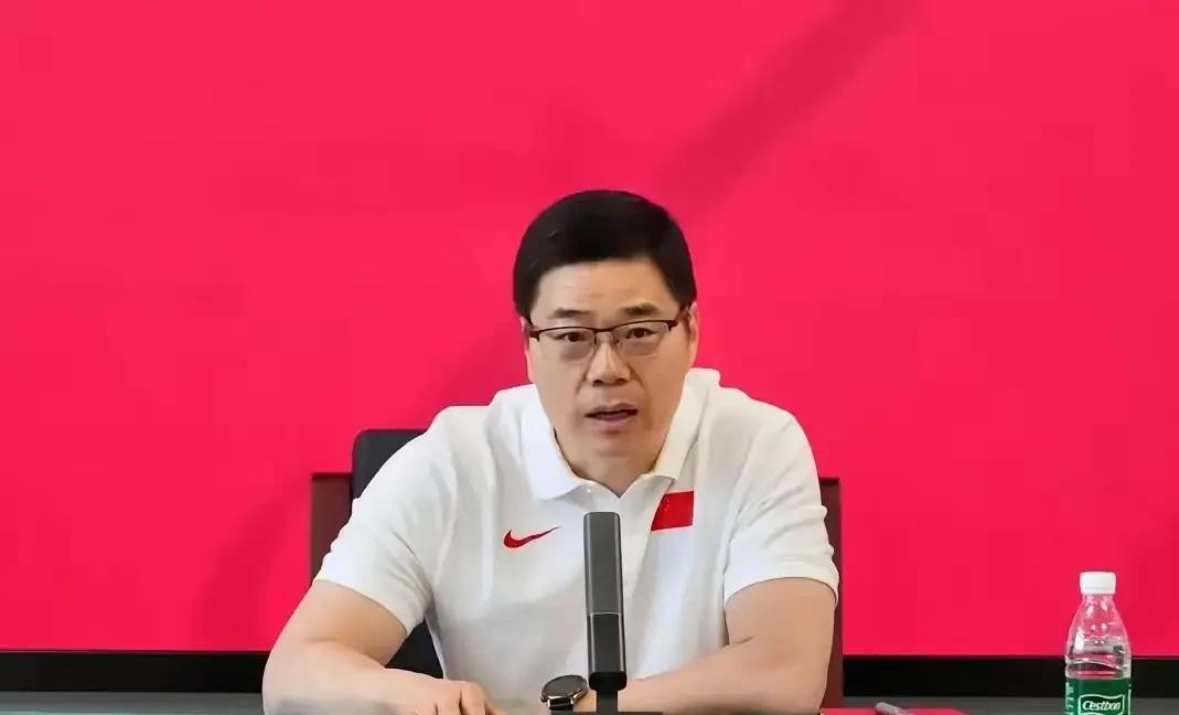 中国女篮80比85输给韩国无缘名古屋亚运决赛，这块最后撑场面的遮羞布到底还是破了。比赛末段还咬着比分，结果三分投不进、失误送分、换人慢半拍，球权交出去就抢不回来，场边看得人胸口闷。男篮先垮，女篮再软，不是哪一场运气差，是人才梯队的劲、大赛里的狠、教练组临场的准，全都露了怯。咱们球迷不是不能接受输，是