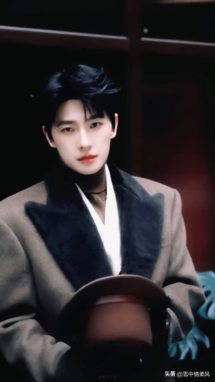[微风]你@杨洋 将人生演绎成了一场修行，修行贵在修心，所以世事多变，唯有从心出发，因此你@杨洋 一直向心而行。
[微风]也就有了如今的不纠结、不惊慌、不逃避；有了世事看清不如看轻，看透不如看淡；有了像山望万物，容万物；有了似水，能进退而知进退。
[微风]你@杨洋 所坚持的
