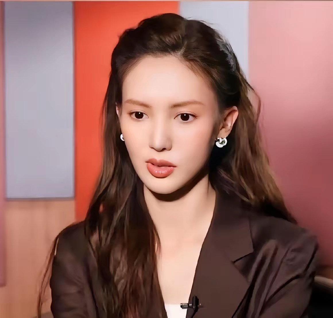 我宣布，金晨是今年最惨的女明星。
​新宣发的《现在就出发》所有人都在，唯独没有她，刚刚得知她还被国外学校骗了。
​事情是这样的。金晨为了提升自己学语言，特意放下了演艺工作，跑到美国去进修。 特意选了一家有 35 年历史的全球连锁英语游学机构。
​结果计划赶不上变化。学费刚交完，上了两节课 ​