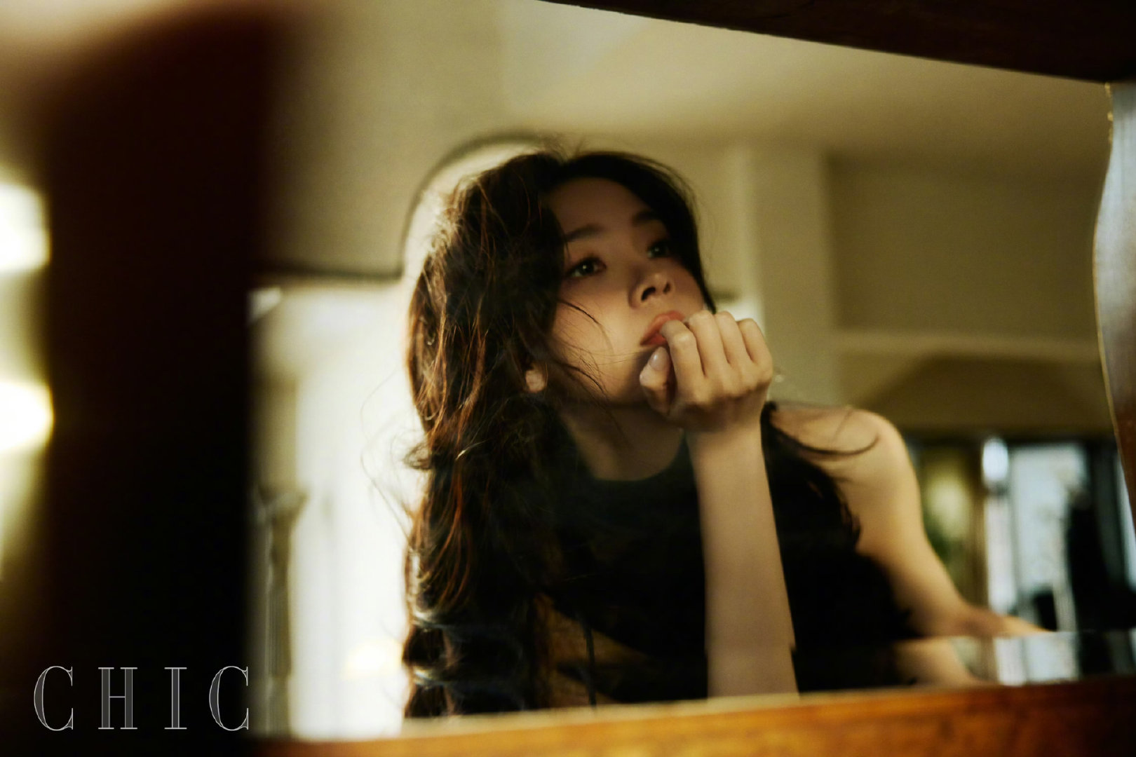 #陈瑶李意迟# [么么哒] #陈瑶#

 风从很远的地方赶来，吹过山野，吹过街巷，吹到某扇窗前时忽然变得很轻，像怕惊动一场刚刚发芽的心动。

​