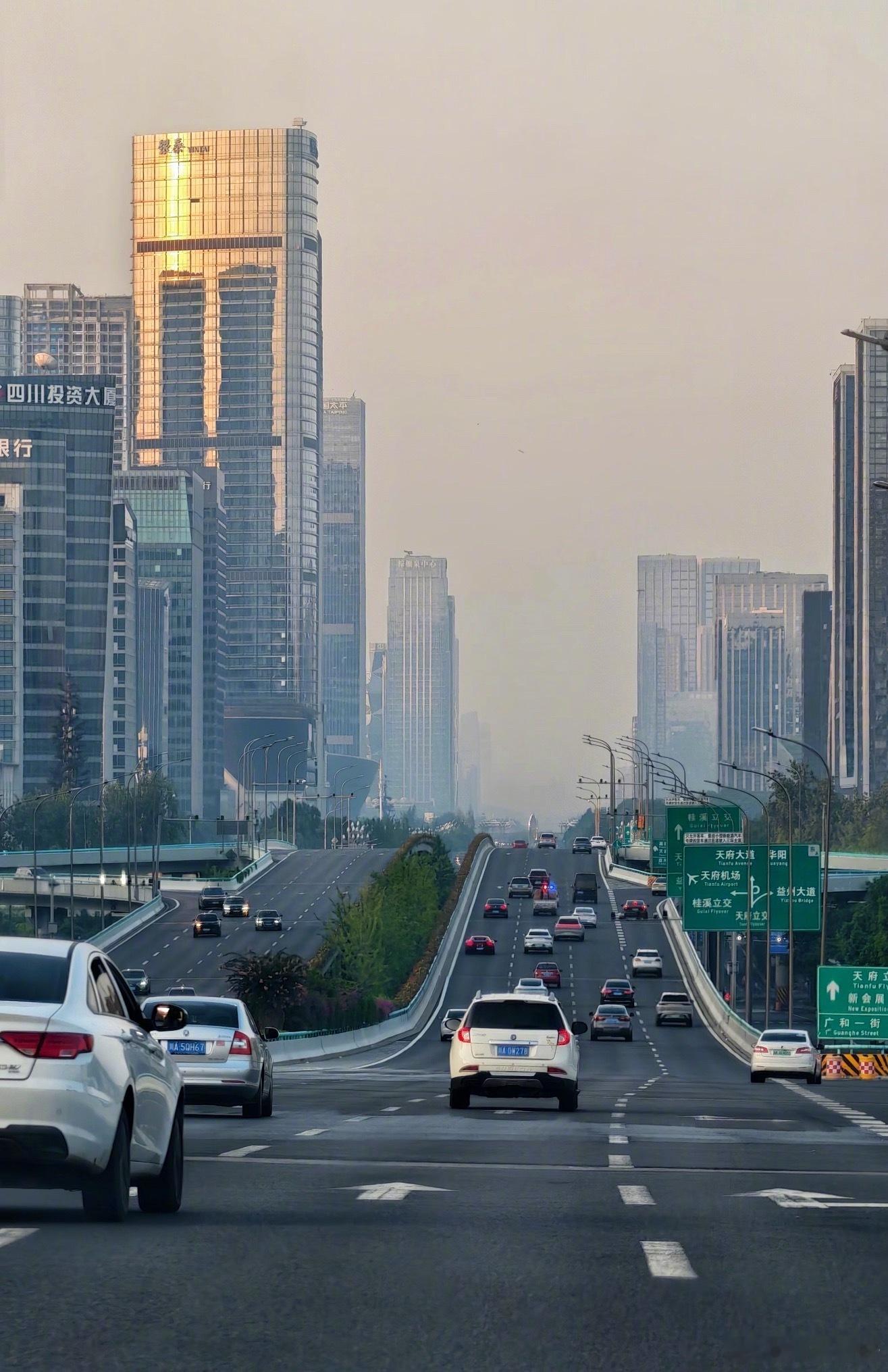 呜呜，刷车刷多了真的会做梦💭脑海里面已经脑补无数遍，周末开着小车出去晃悠不用规划路线，走到哪里算哪里想想这种日子也太舒服啦话说你们闲下来的时候，最想开车去哪里逛逛？自驾[超话]爱车日常汽车闲聊 ​​​
