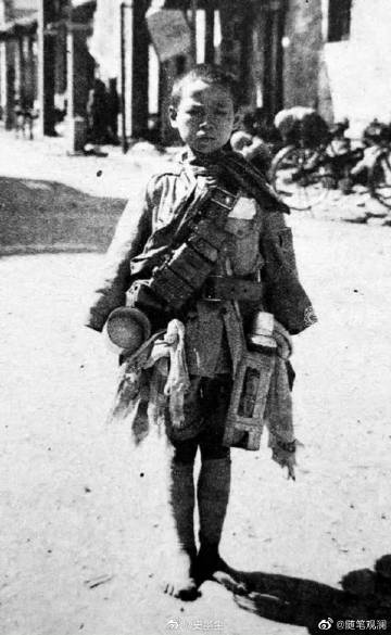 1938年，一个15岁的小战士不幸被日寇抓捕。在杀害小战士之前，日寇给...