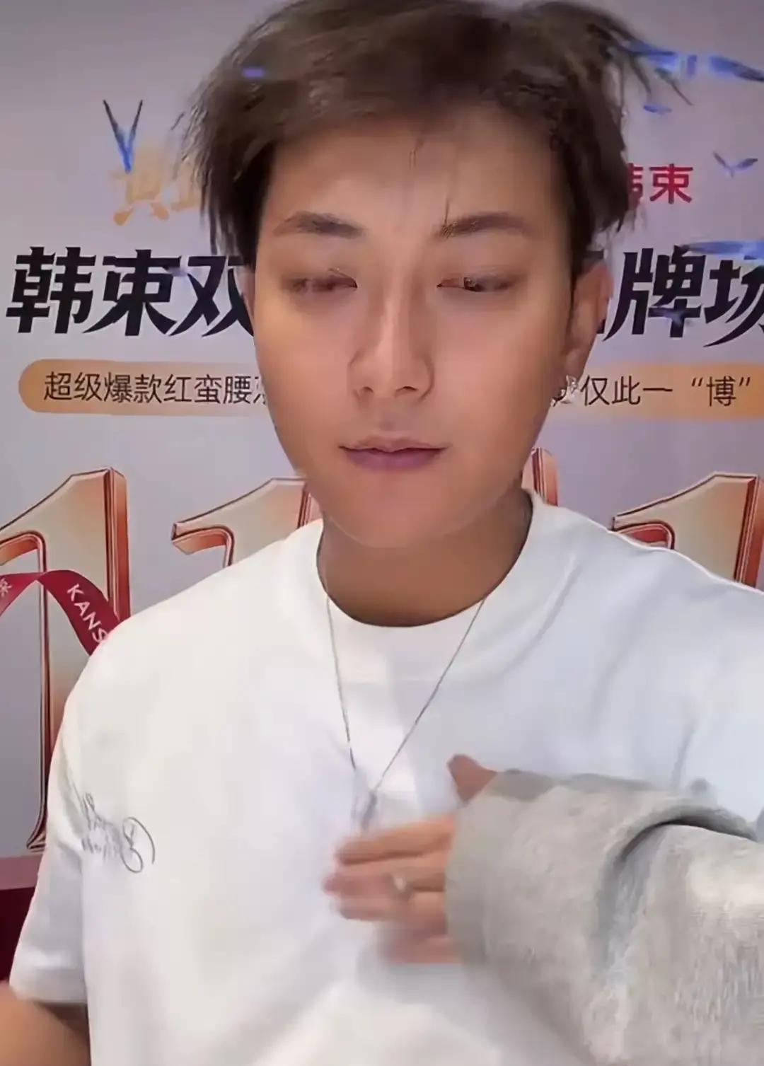 这年
头明星直播带货，确实算不上什么稀奇事，但像
黄子韬这么“硬核”回怼的，还真是不多见。
他在直播间对着屏幕
破口大骂，听得出来气急败坏，甚至到了大喘气的地步。起因不过
是有网友吐槽他天天带货、不拍戏，还顺嘴提到了徐艺洋的身体状态。这下
好了，黄子韬直接开启“战斗模式”，反问网友：“谁