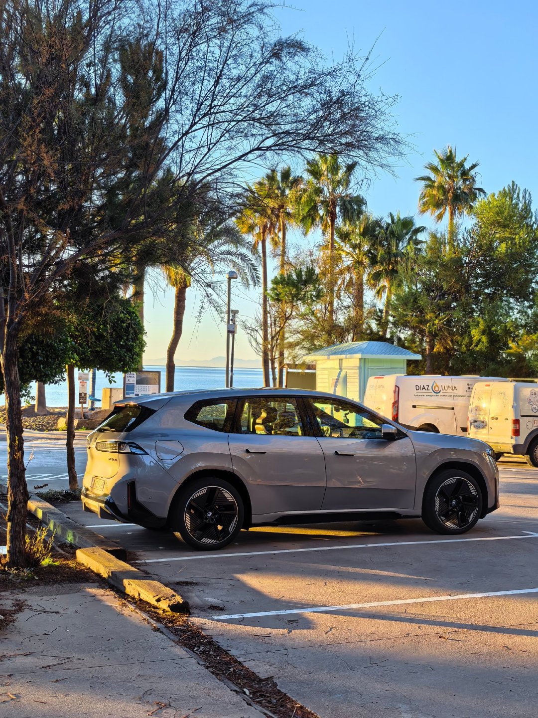 #2026成都车展#
新世代 BMW IX3  售价26.99万起，
11月正式上市交付
这车内饰牛逼，驾控牛逼，续航也牛逼，
外观有争议，
（50版113度大圆柱电池，续航超过850公里）
价格非常中国化了！  ​
